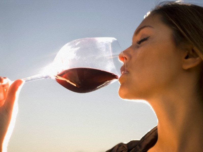 Жінки і вино: як алкоголь впливає на жіноче здоров'я