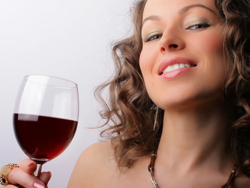 Жінки і вино: як алкоголь впливає на жіноче здоров'я