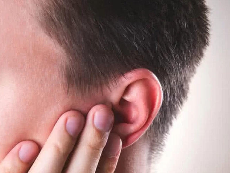 Чому може хворіти вухо